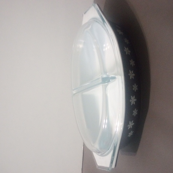 PYREX Cinderella ❄️Snowflake ❄️ Oval Divided Casserole Dish with Lid - Picture 16 of 16